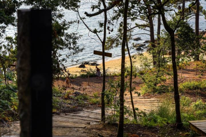 Acceso a la playa de Punta Batuda desde el glamping Amaraxe, en Porto do Son