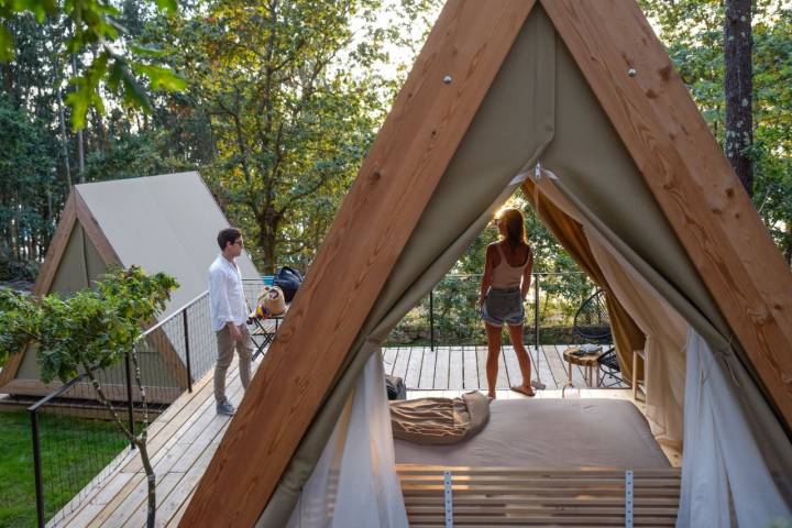 Dos huéspedes en una de las tiendas del glamping Amaraxe, en Porto do Son