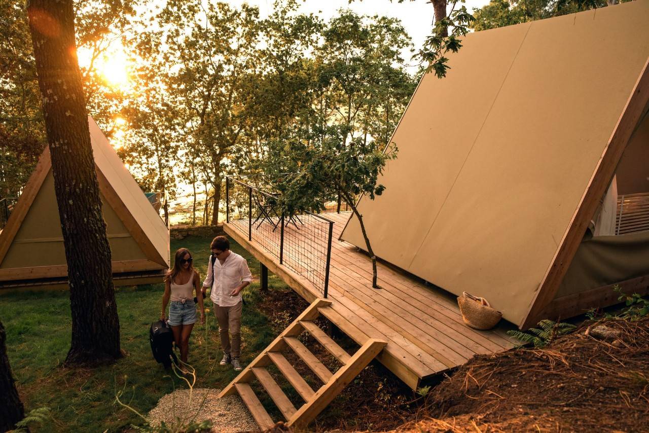 Dos huéspedes llegando al glamping Amaraxe, en Porto do Son