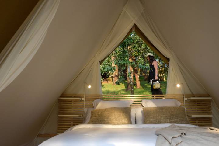 Interior de cabaña del glamping Amaraxe, en Porto do Son