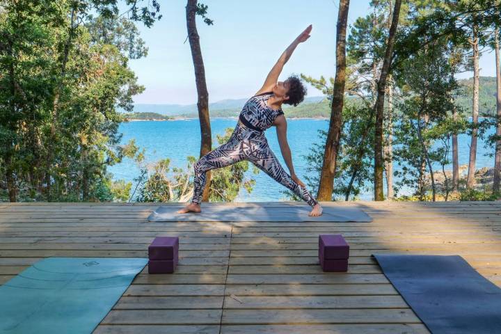 Miranda Luego, profesora de yoga del glamping Amaraxe, en Porto do Son