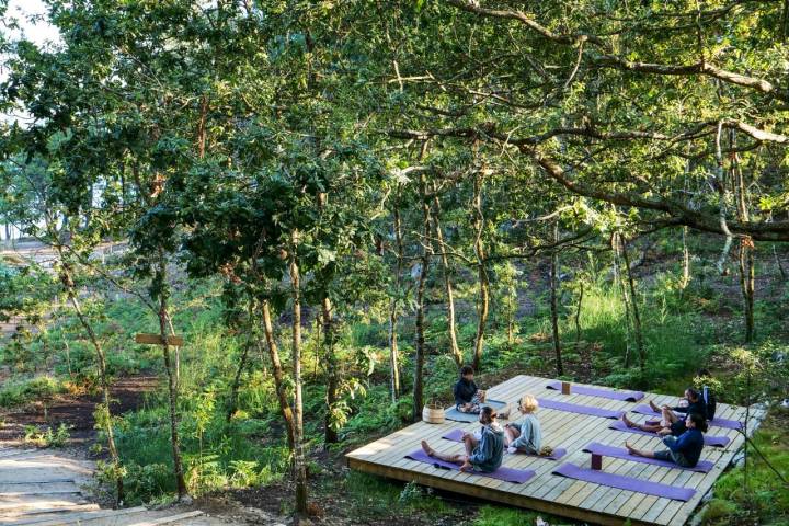 Clase de yoga en el glamping Amaraxe, en Porto do Son