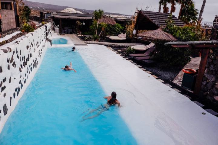 Los niños pasan horas y horas en la piscina de la ecofinca.