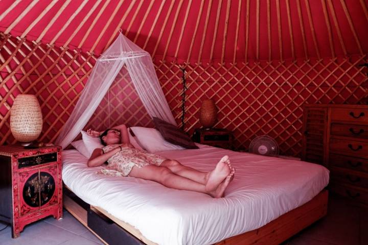 Una placentera siesta en el interior de la Eco Chico Yurt.