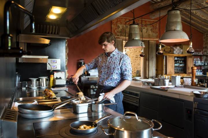 julien topay cocinando en finca la donaira