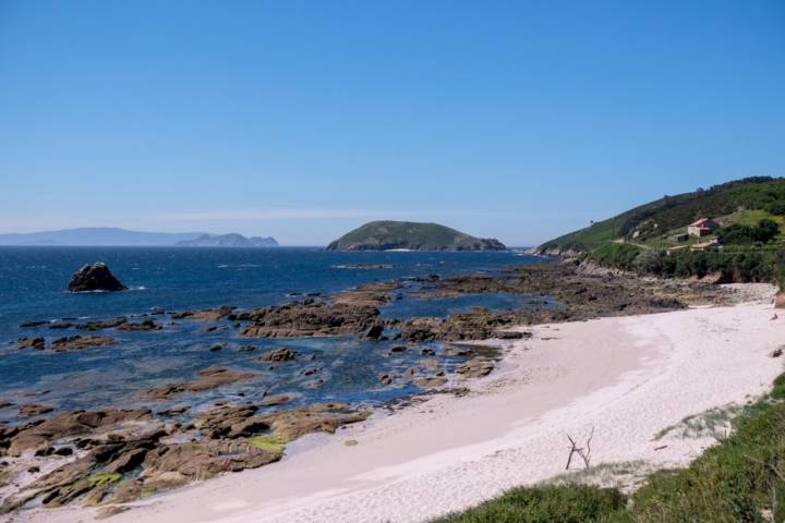 Playa desierta en Ons