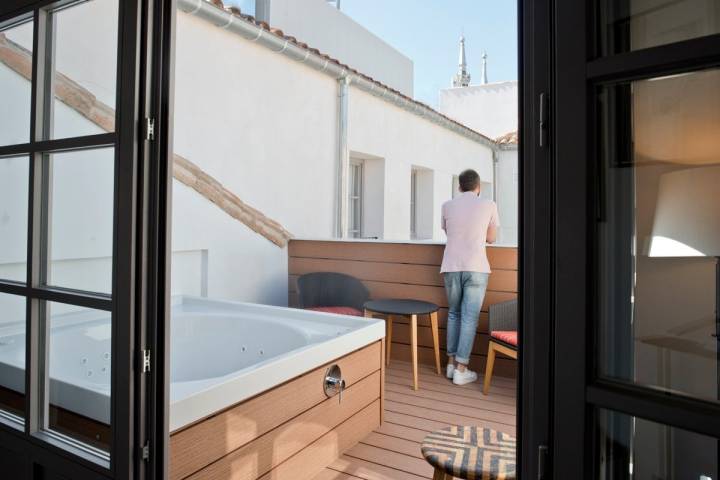 La Suite Meller cuenta con jacuzzi en la terraza y una elegancia de otro tiempo.