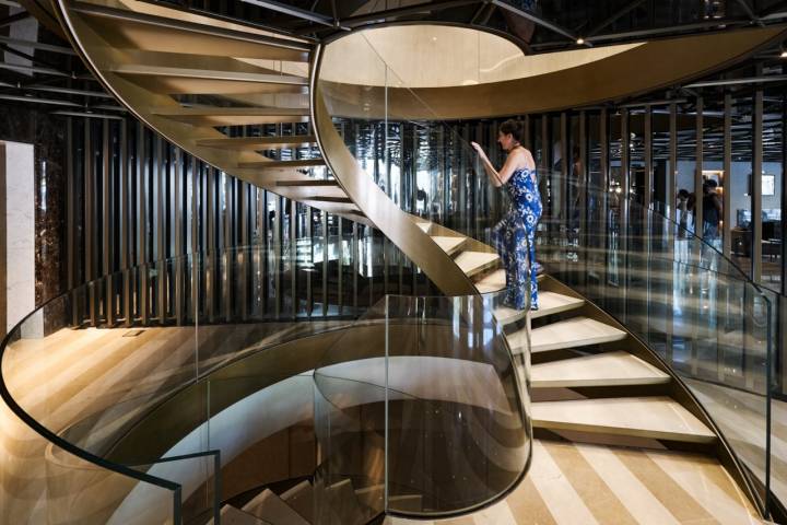 Mujer subiendo por una escalera del hotel.