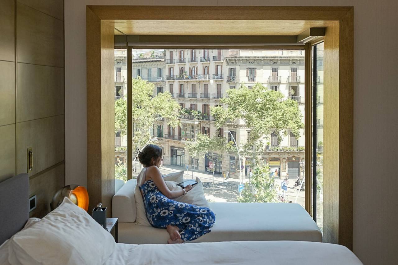 Mujer en el mirador flotante de una suite.