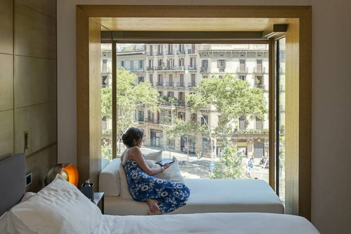 Mujer en el mirador flotante de una suite.