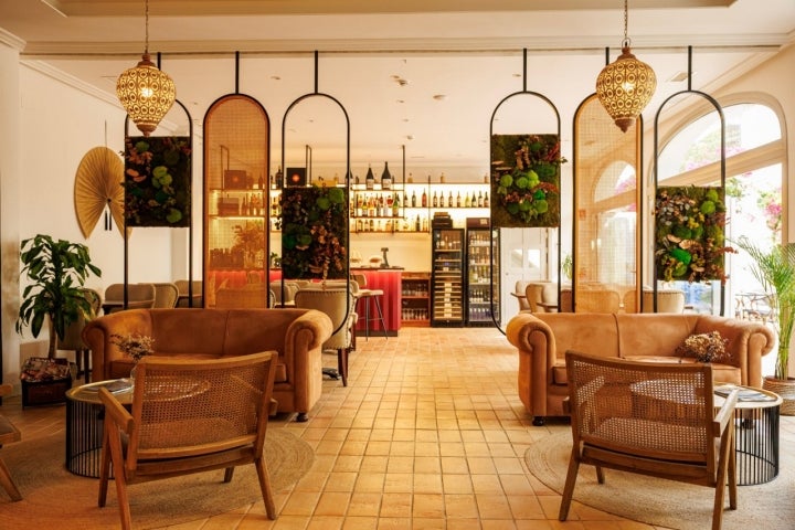 Salón y cafetería del hotel Albariza (Sanlúcar de Barrameda) Salón y cafetería del hotel Albariza (Sanlúcar de Barrameda)