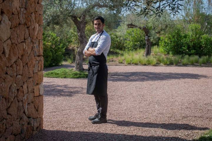 Pablo Carrizo posa junto al restaurante.