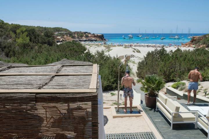 Todas la zonas comunes del hotel miran hacia la cala.