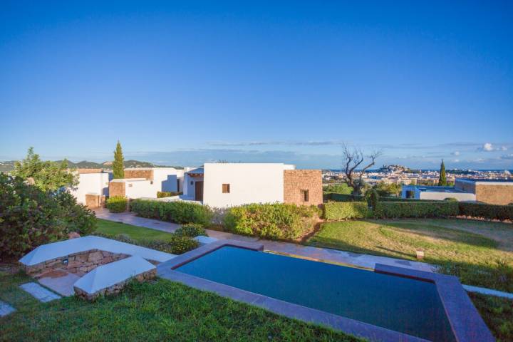 El hotel 'Casa Maca' está a escasos tres kilómetros del casco viejo de Ibiza, pero aquí se respira tranquilidad.