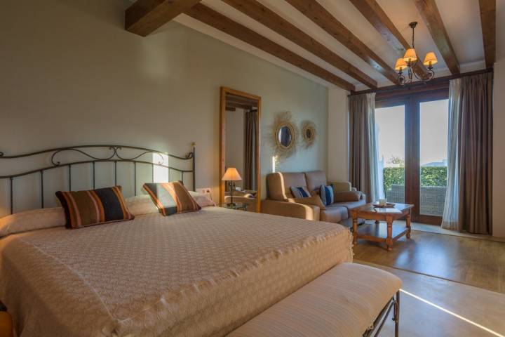 La madera, con vigas de sabina vista, el hierro forjado y el esparto en los detalles de decoración de las habitaciones.