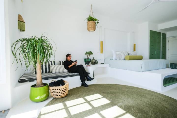 Una mujer sentada en uno de los sofás de una habitación del hotel.