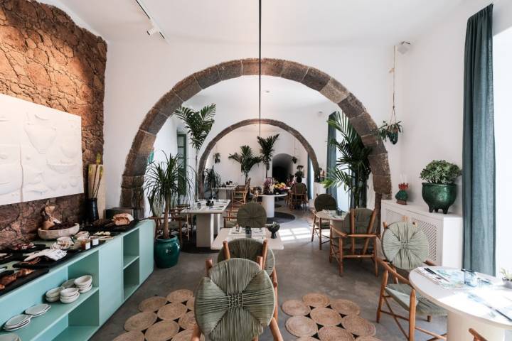 Sala del restaurante preparada con el desayuno.