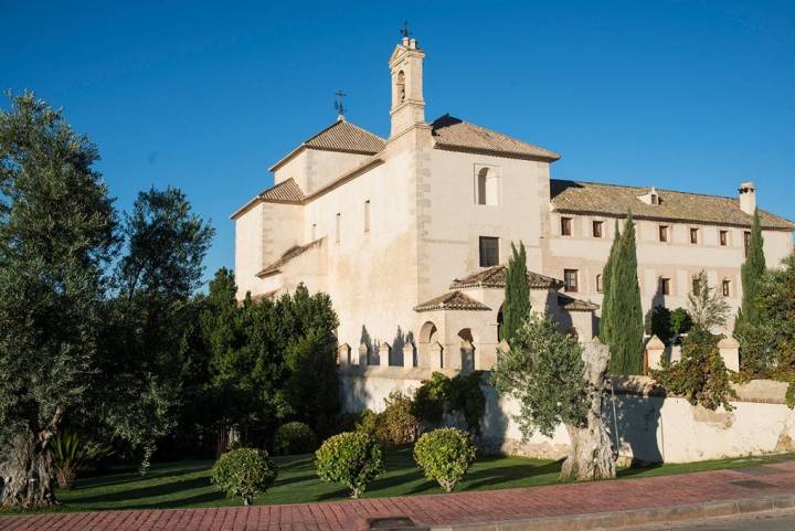 La fachada del convento, del siglo XVII