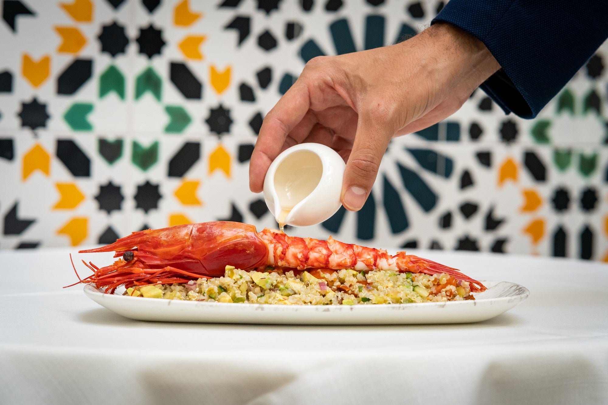 Ensalada de quinoa con carabinero flambeado del restaurante Hotel Don Ramón (en Sevilla)