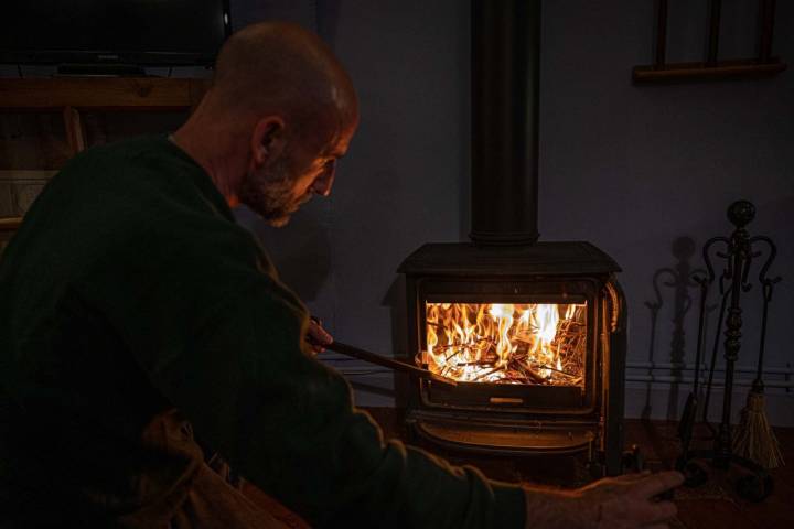 La chimenea, lista para calentar los días más fríos.