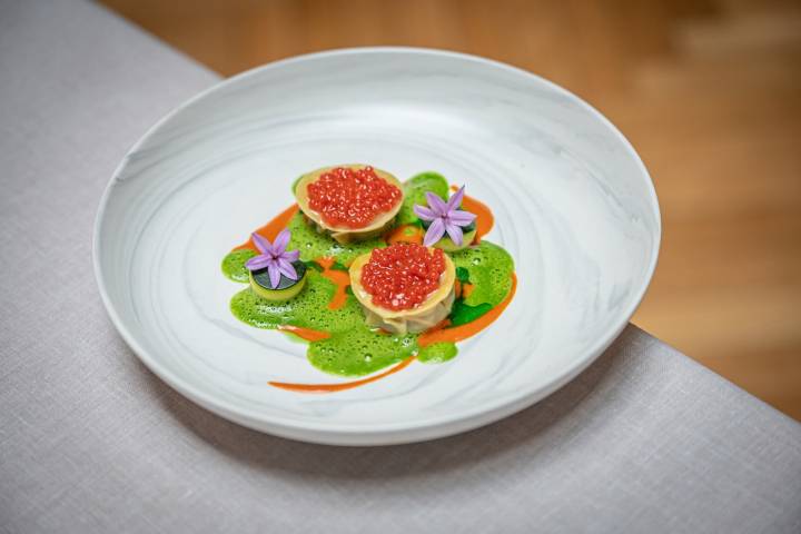 Raviolis de gamba roja, gazpacho de pimiento verde y botarga.