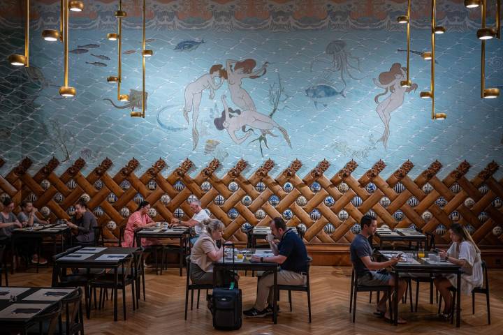 El desayuno se sirve en la Sala de las Sirenas.