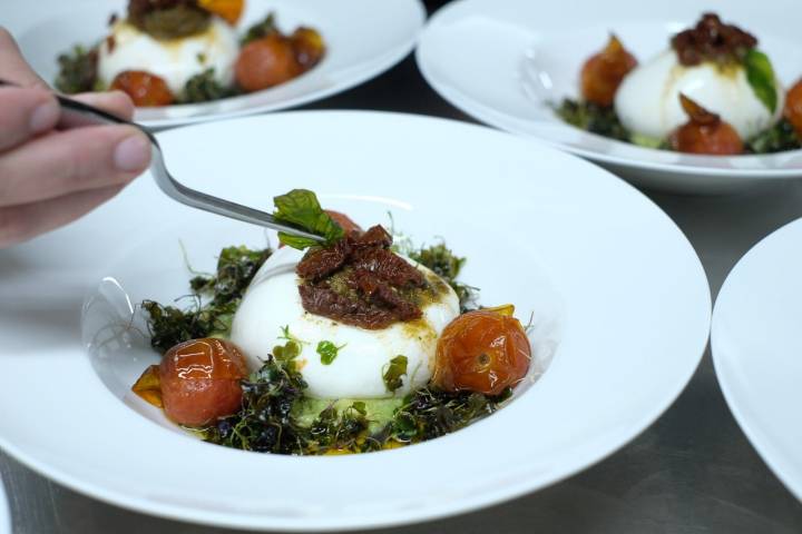 Ensalada de burrata en el restaurante, el lugar más masculino del hotel.