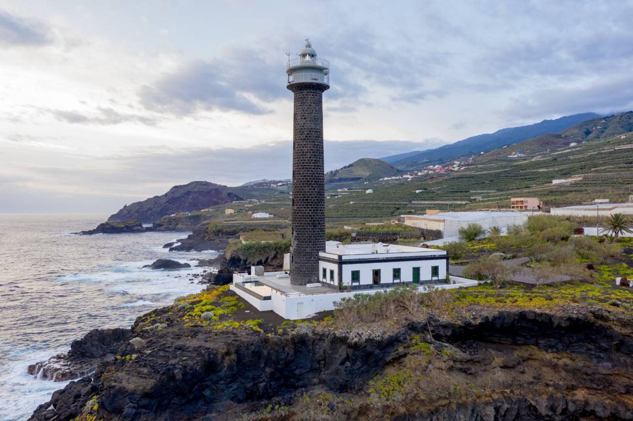 El faro se encuentra en la costa de Barlovento, en la costa noreste de la isla.