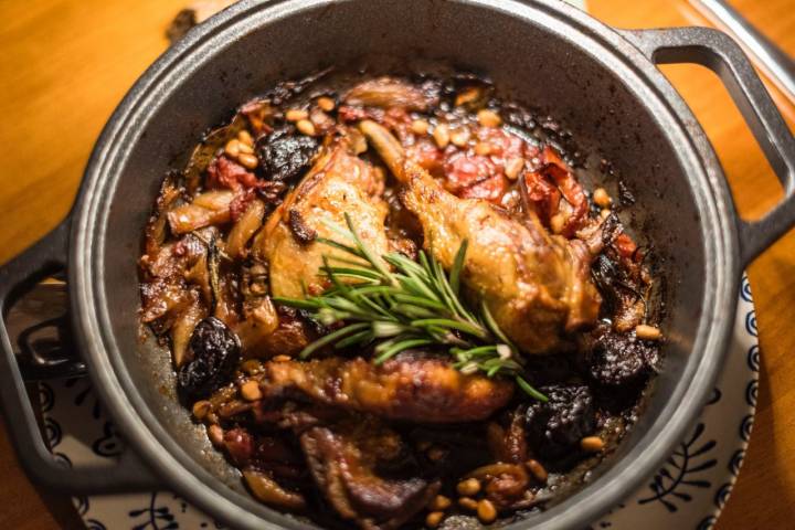 Plato de pato mudo del Penedés en el restaurante el hotel Font de la Canya