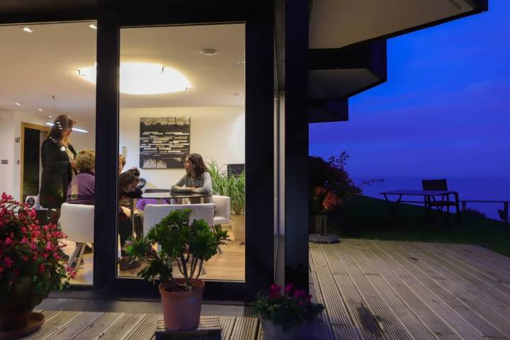 Al igual que las habitaciones, el comedor del hotel está lleno de cristaleras para aprovechar al máximo la luz natural.