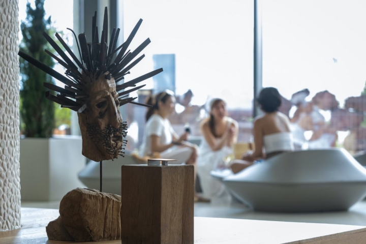 Escultura en el hall del hotel Higueron de Fuengirola (Málaga).