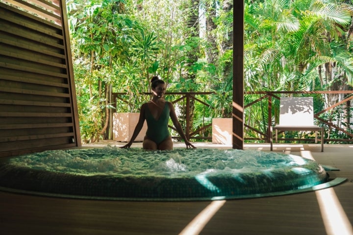 Un jacuzzi entre palmeras.
