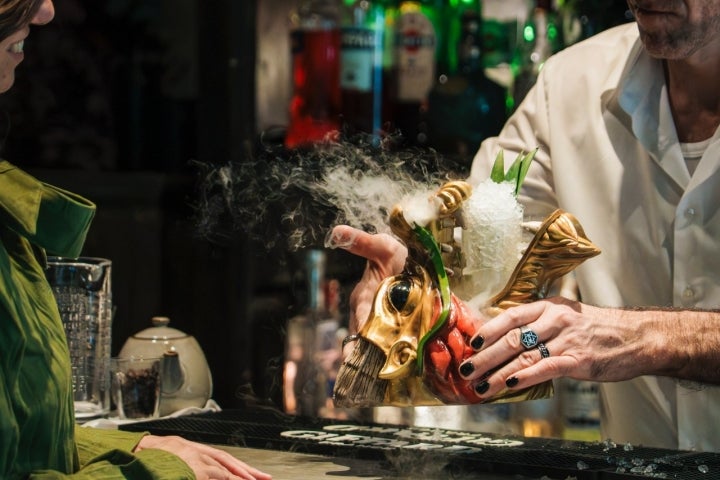 El barman de Veranda, Juan Tomás, prepara un cóctel viajero.