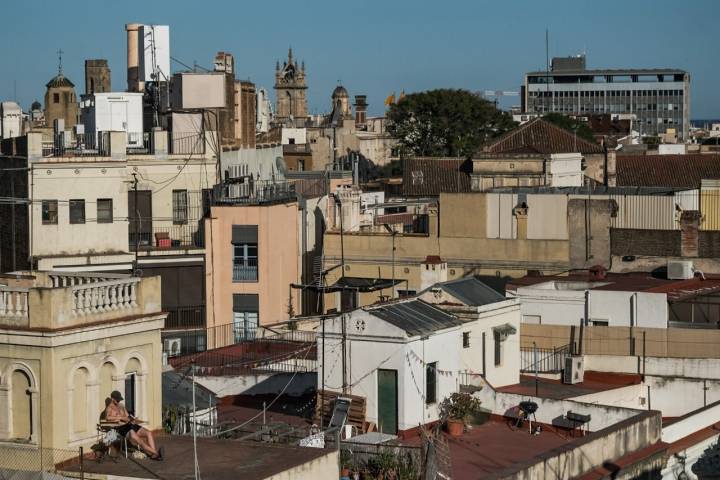 Vistas de las azoteas del barrio Gótico de Barcelona desde el rooftop de Kimpton Vividora.