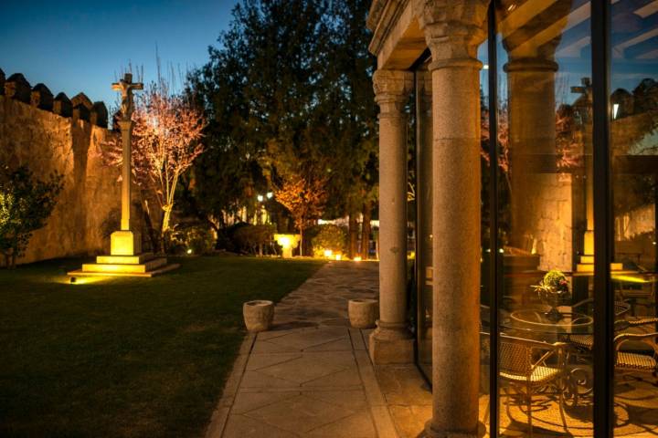 Las instalaciones que rodean el hotel dan para un paseo al atardecer.