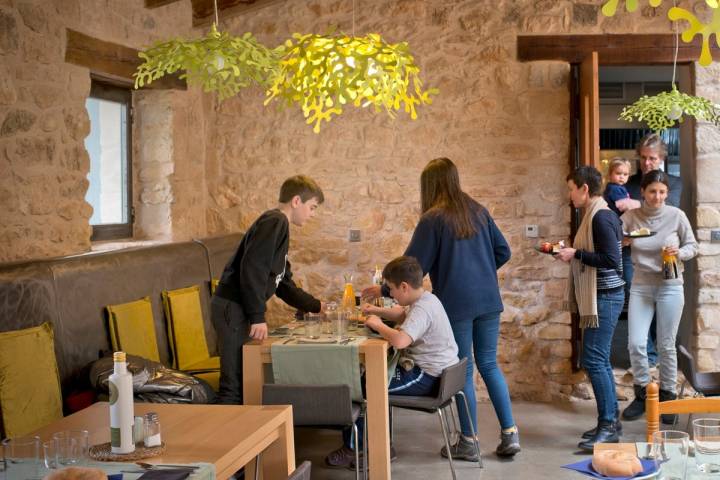 El comedor en la antigua casa del ermitaño, donde el diseño actual casa con las vetustas piedras.