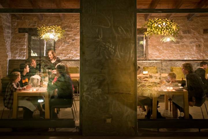 La cálida atmósfera del comedor a la hora de cenar.