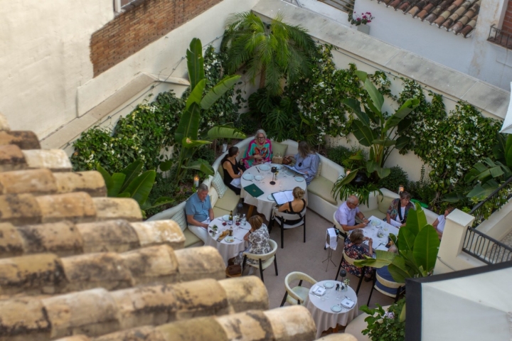 El comedor abierto, en un patio interior, para los desayunos.