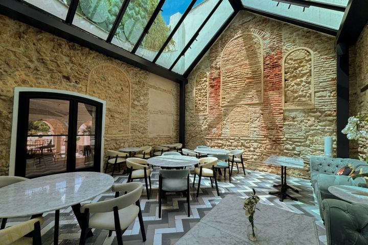 El comedor interior, a modo de invernadero, ocupa parte de la ermita.