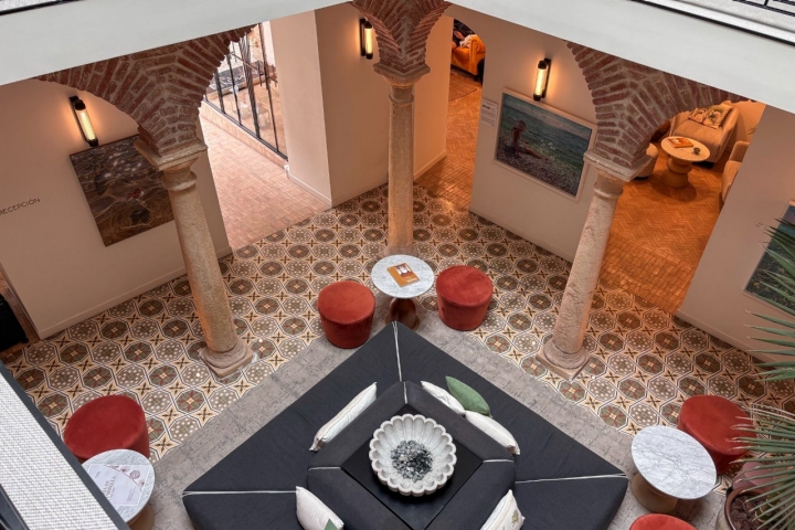El 'lobby' mantiene los capitales y algunos frescos recuperados.