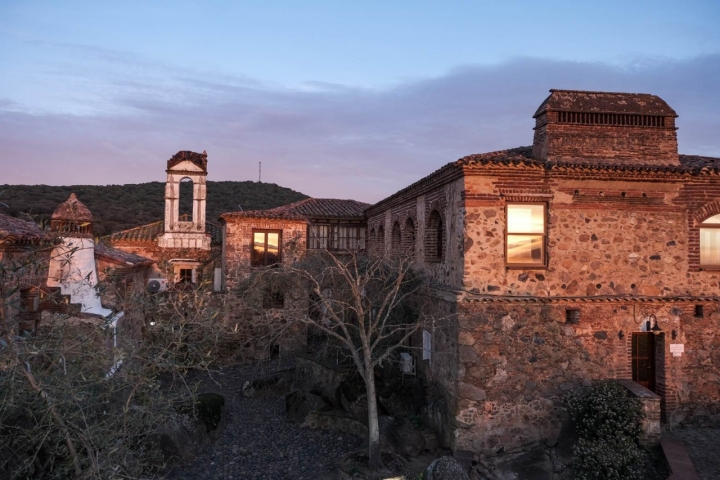 Vista al atardecer de la zona del monasterio donde se aprecia el antiguo campanario.