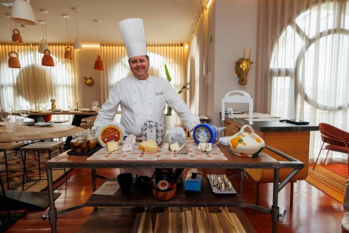 El chef Leandro Caballero junto a su carro de quesos