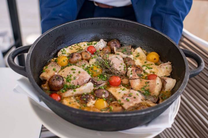 La cazuela de pescados (cherne negro, jurel y medregal) acompañada de papa bonita y caldo trabado.