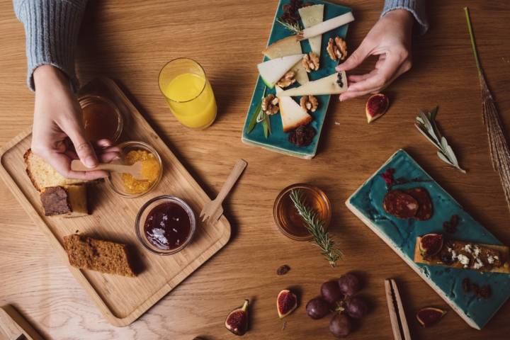 Desayuno buffet con café ecológico.