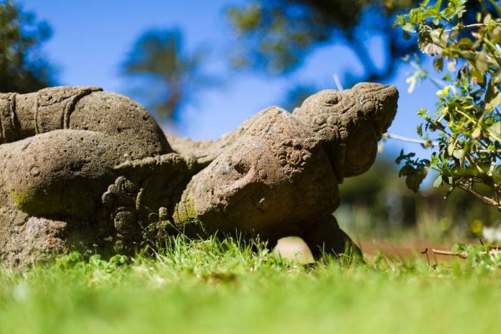 Una escultura de la diosa Tanit decora el jardín.