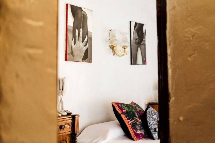 El 'Hotel Pikes' está decorado, entre una amalgama de estilos, con sugerentes fotos de Victor Spinelli. Foto: César Cid