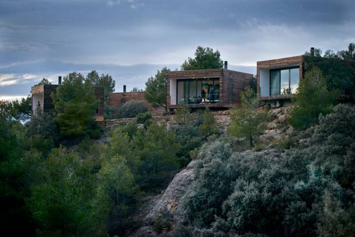 El hotel está formado por una serie cubículos integrados en la naturaleza. Foto: Sofía Moro.