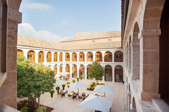 Este parador combina tradición y vanguardia. En la foto, el claustro. Foto: Paradores