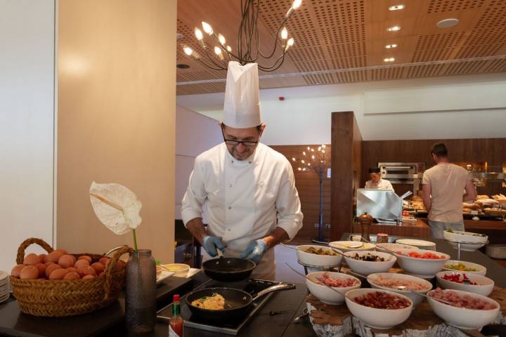 En el desayuno preparan esponjosas tortillas en directo con los ingredientes que elijas.