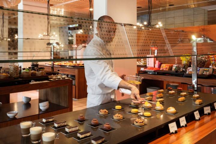 Los pasteles y tartas de Juli Ranucci –pastelera del hotel– son otros de los puntos fuertes del desayuno.